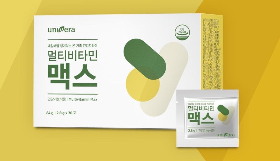 골드 배경 앞의 멀티비타민 맥스 흰 박스와 파우치 1포. 박스 글자: univera, 매일매일 챙겨먹는 온 가족 건강지킴이, 멀티비타민 맥스, 건강기능식품 Multivitamin Max, 84 g 2.8 g x 30 포
