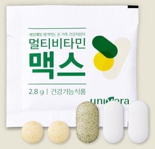 멀티비타민 맥스 파우치 1포(2.8 g)와 그 앞에 놓인 정제 5알