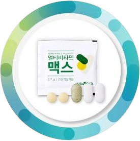 청록과 연두 그라데이션 링 가운데 놓인 멀티비타민 맥스 파우치 1포와 정제 5알