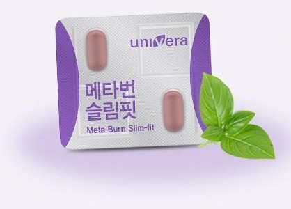메타번 슬림핏 PTP 1장(알약 2정)과 초록 잎. PTP 글자: univera, 메타번 슬림핏, Meta Burn Slim-fit