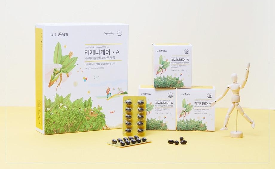 리제니케어 · A 216 g(600 mg x 360캡슐) 큰 박스와 54 g 작은 박스 세 개, 검은 연질캡슐이 담긴 노란 PTP 블리스터, 걷는 자세의 나무 마네킹이 노란 바닥에 놓인 연출 컷