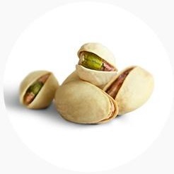 껍질이 벌어진 피스타치오 세 알