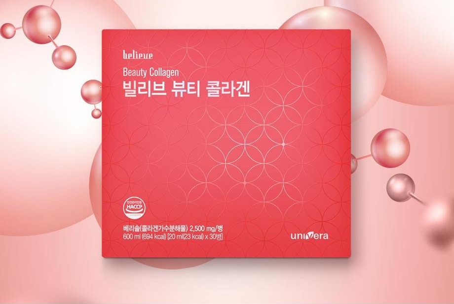 빌리브 뷰티 콜라겐 빨간 상자가 분홍 진주 구슬과 분자 모형 사이에 놓인 연출 컷