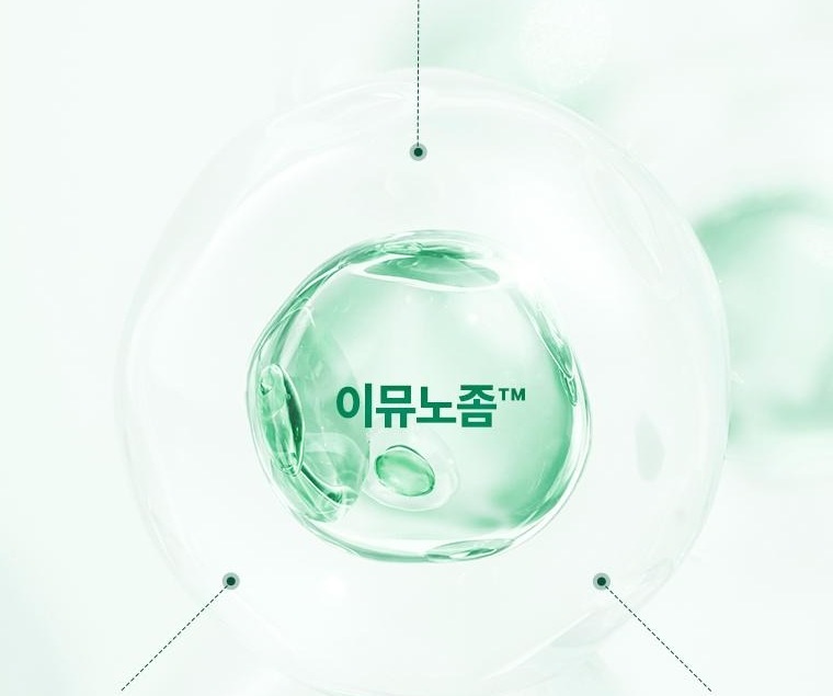 민트색 보케 위의 투명한 구슬 속에 초록 액체 방울이 들어 있고 가운데에 이뮤노좀™ 글자, 구슬에서 세 방향으로 점선이 뻗는다