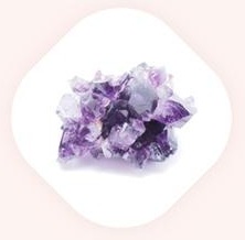 흰 둥근 마름모 틀 속의 보랏빛 자수정 원석