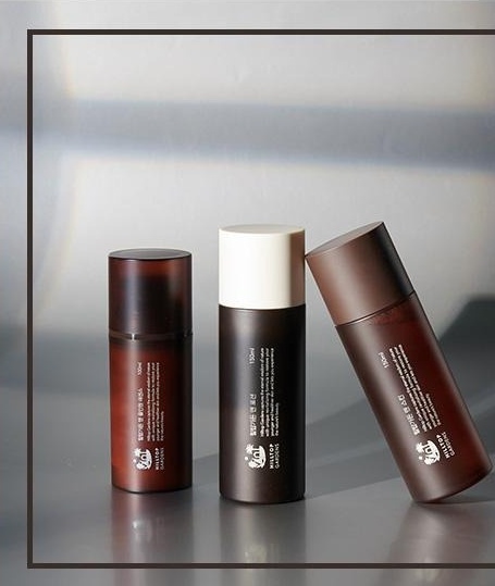 비커와 비스듬한 그림자가 드리운 회색 바탕에 선 힐탑가든 맨 3병(올인원 에센스 100ml, 로션 130ml, 스킨 150ml)