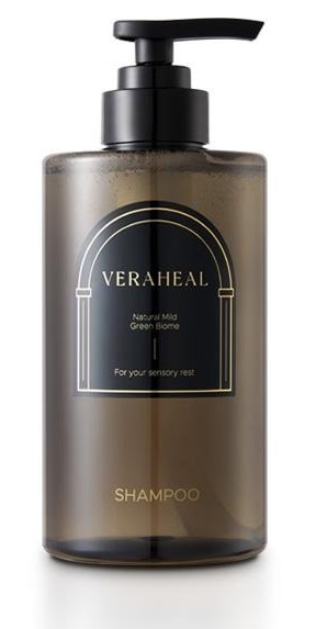 베라힐 내추럴 마일드 샴푸 병 — 짙은 호박색 병, 검은 펌프, 아치 모양 검은 라벨. 용기 글자: VERAHEAL, Natural Mild Green Biome, For your sensory rest, SHAMPOO