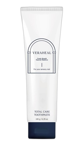 베라힐 토탈케어 치약 튜브(흰 몸통 · 남색 뚜껑). 용기 글자: VERAHEAL, Fresh Breath, Natural Balance, For your sensory rest, TOTAL CARE TOOTHPASTE, 180 g / 6.35 oz